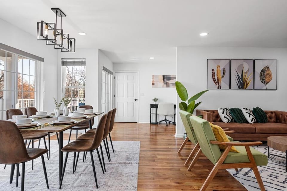 NYC 20min, Sleeps 10, Free Parking, Patio Apartment in Bayonne