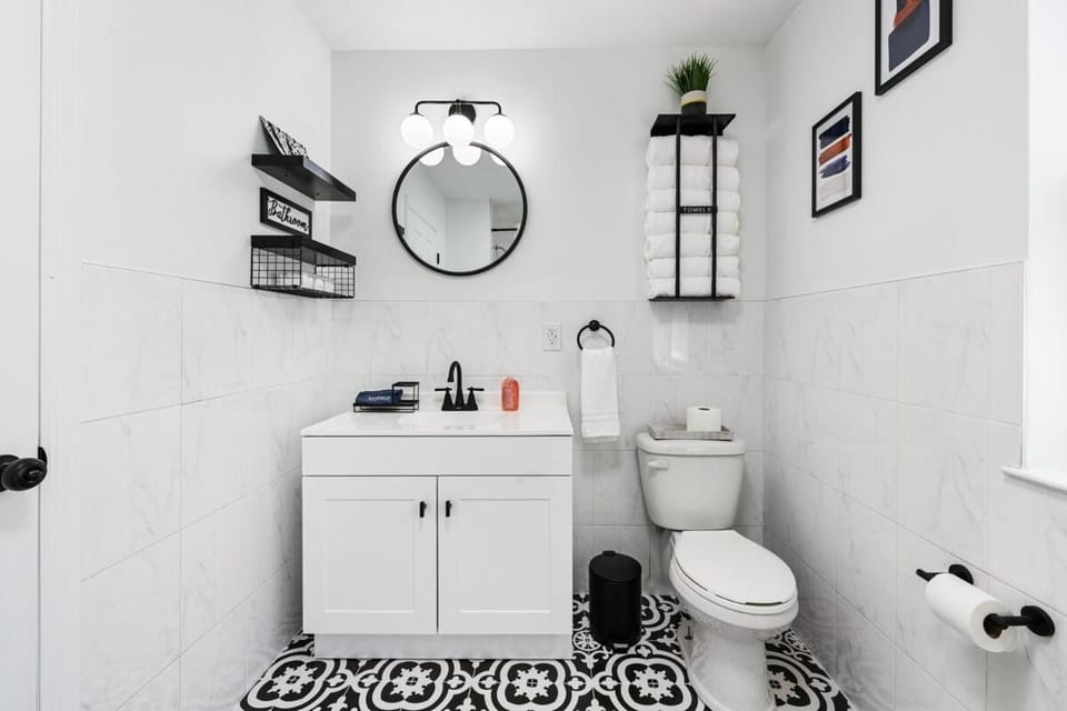 NYC 20min, Sleeps 10, Free Parking, Patio Apartment in Bayonne