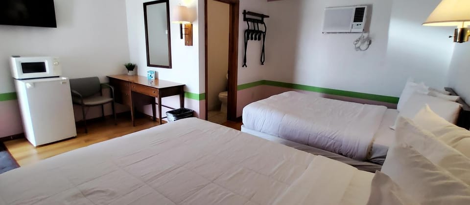 Bed, TV and multimedia, Photo of the whole room, air conditioner