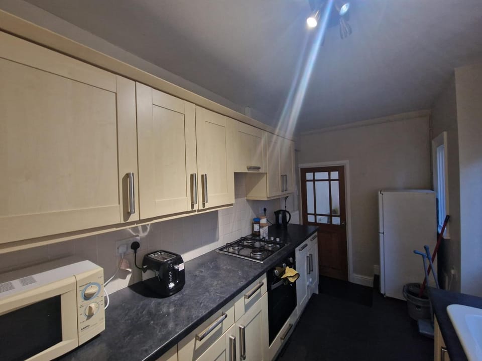 Coffee/tea facilities, Kitchen or kitchenette, oven, stove, toaster