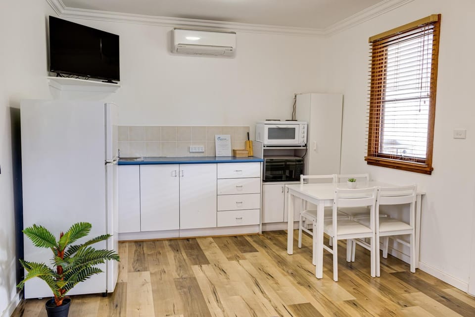Kitchen or kitchenette, Dining area, air conditioner