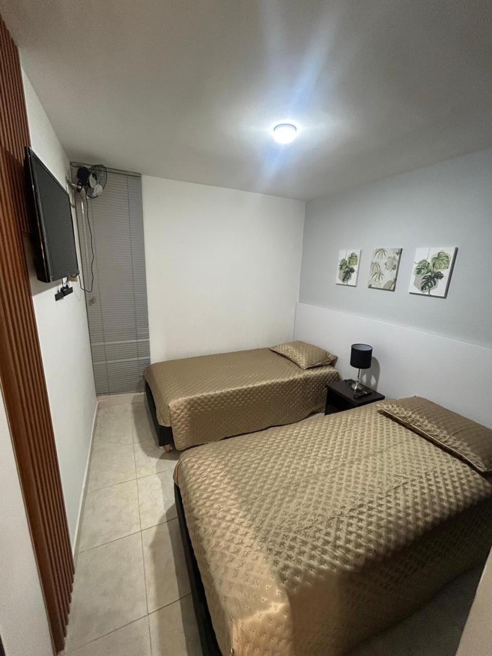 Bed, TV and multimedia, Photo of the whole room, Bedroom