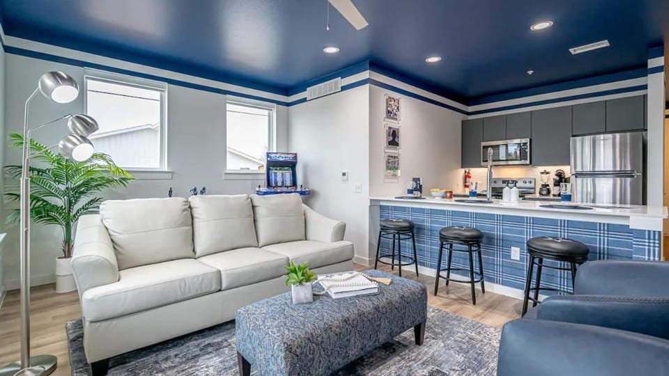 Coffee/tea facilities, Kitchen or kitchenette, Living room, Seating area, Dining area