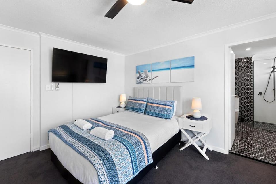 Bed, TV and multimedia, Photo of the whole room, Bedroom, towels