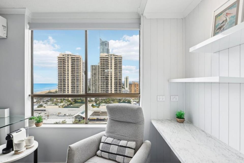 Beach Studio Ocean Views Level 17 Pool Gym Sauna Apartment in Surfers Paradise