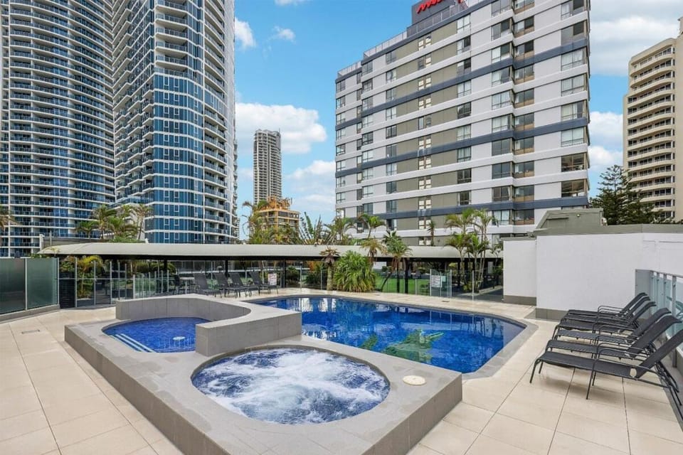 Beach Studio Ocean Views Level 17 Pool Gym Sauna Apartment in Surfers Paradise