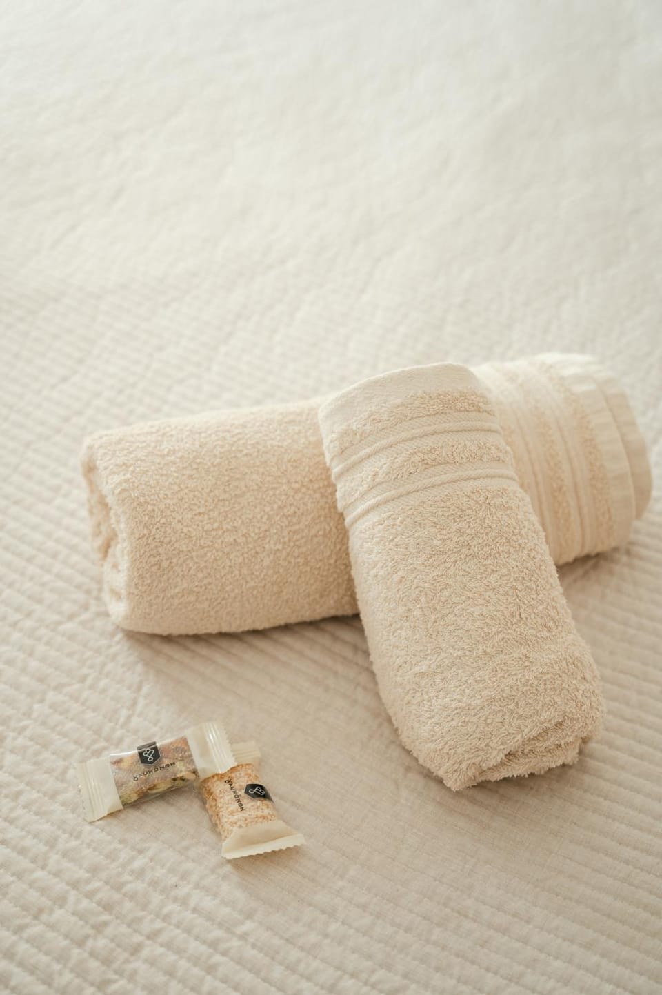 Bed, towels