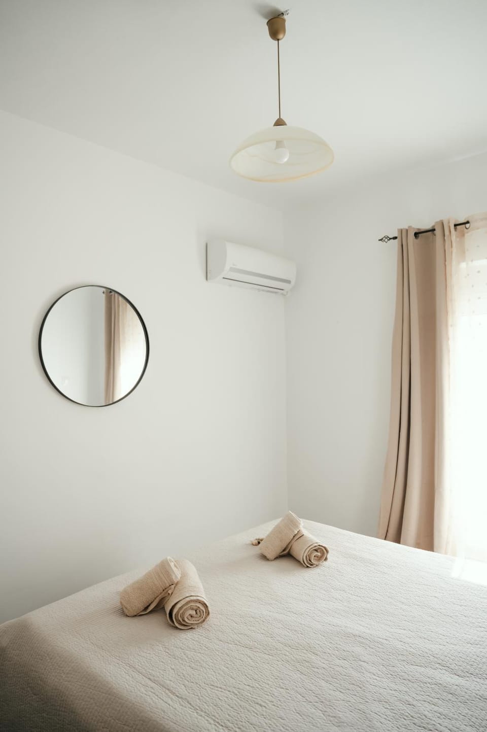 Photo of the whole room, air conditioner