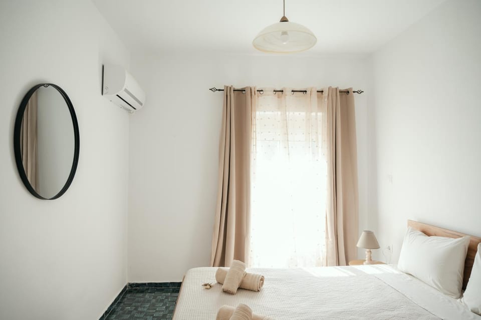 Bed, TV and multimedia, Photo of the whole room, Bedroom, air conditioner