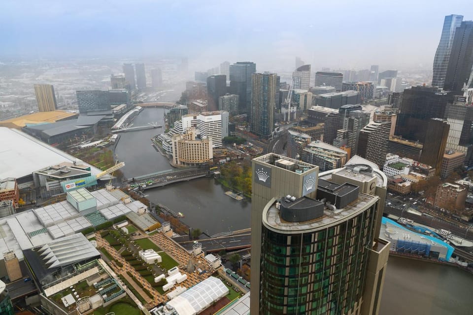 The Pearl Retreat Elegant w Parking & Pool Apartment in Southbank