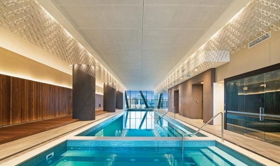 The Pearl Retreat Elegant w Parking & Pool Apartment in Southbank
