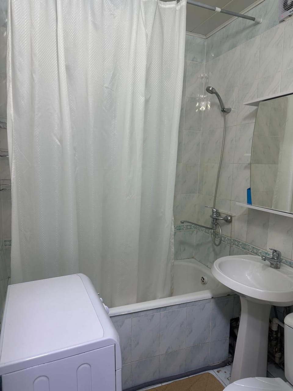 Shower, Toilet, Bath, towels