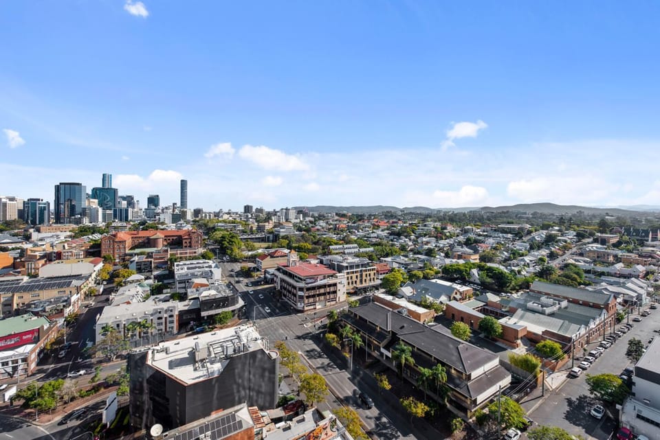 Mountain View Apt with Infinity Pool, Gym and Car Park Apartment in Brisbane