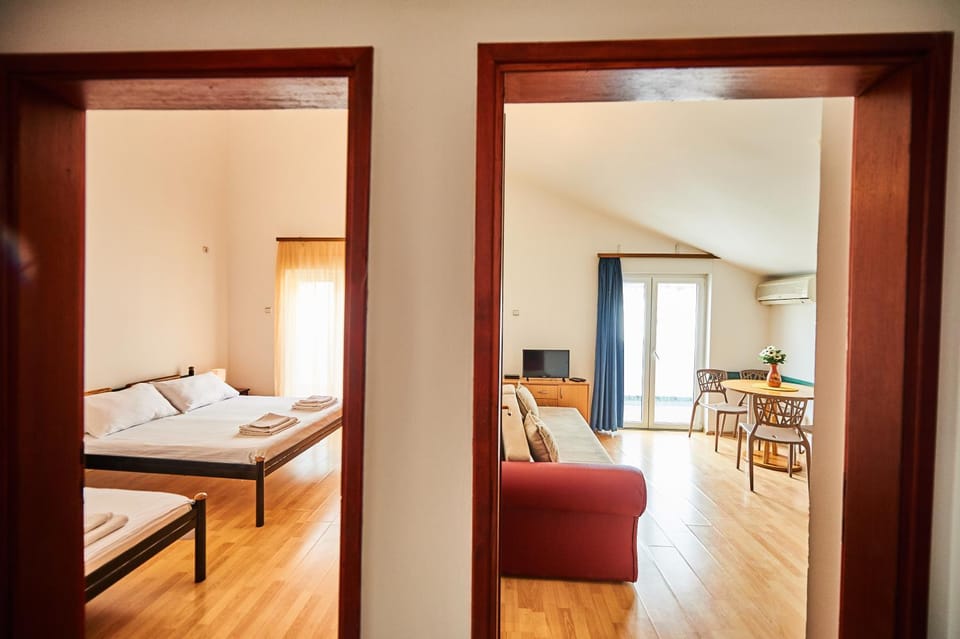 Living room, Photo of the whole room, Seating area, Bedroom