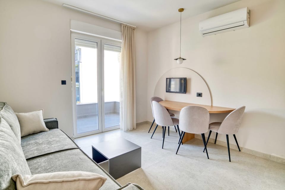TV and multimedia, Kitchen or kitchenette, Living room, Seating area, air conditioner