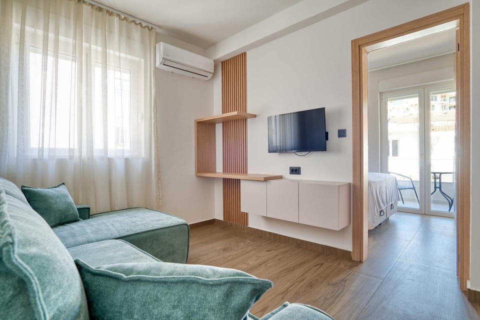 Communal lounge/ TV room, TV and multimedia, Living room, Seating area, Evening entertainment, air conditioner