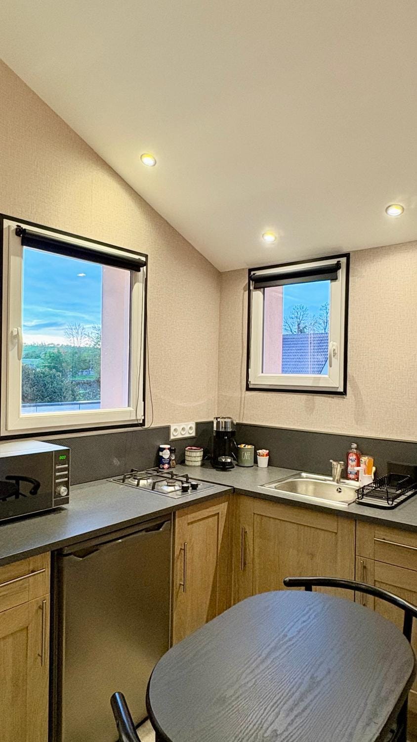 Kitchen or kitchenette, Dining area