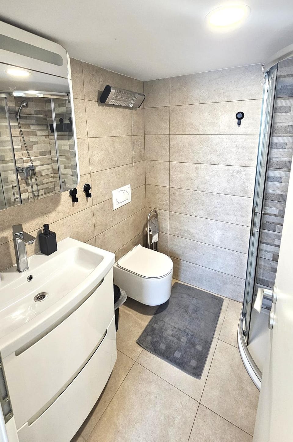 Shower, Toilet, Bathroom, towels