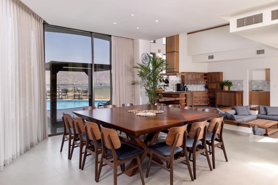 Kitchen or kitchenette, Seating area, Dining area