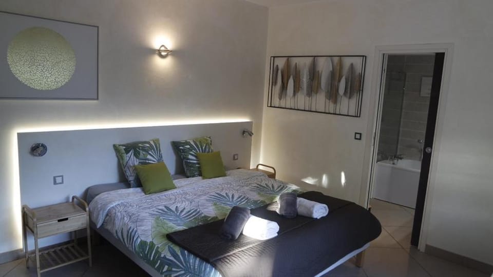 Bed, Evening entertainment, Bedroom, Garden view, towels
