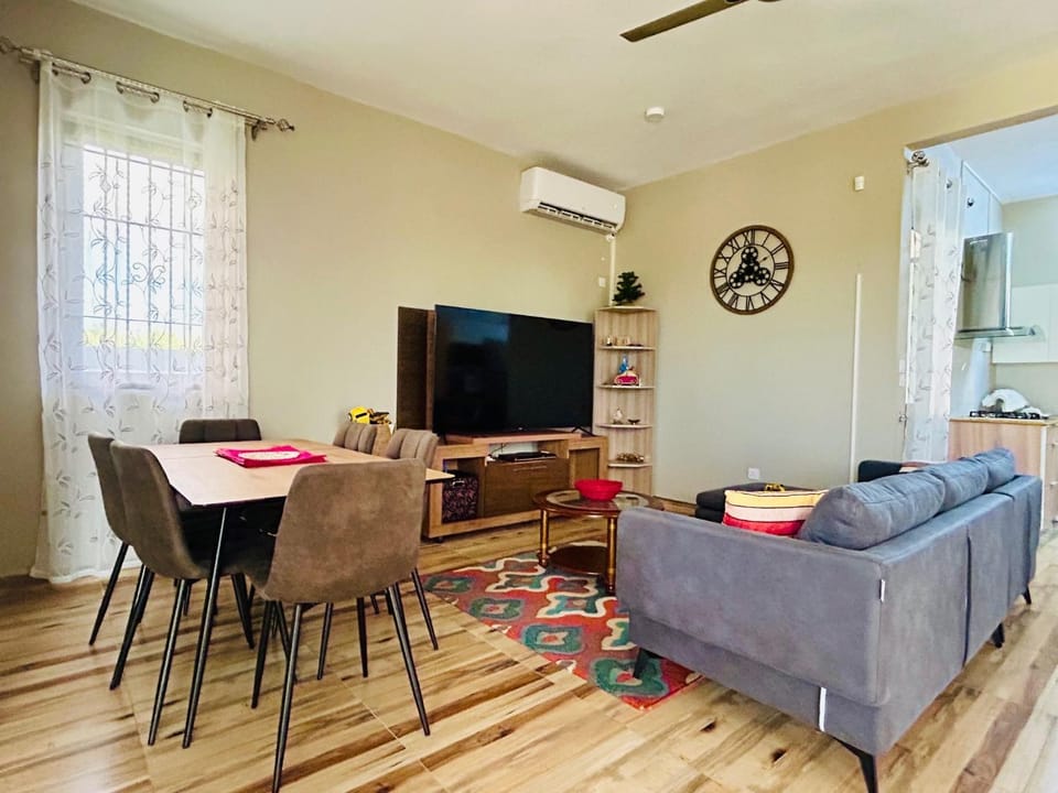 TV and multimedia, Living room, Seating area, Dining area