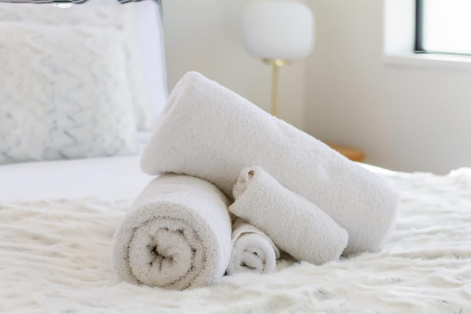 Bed, Bedroom, towels