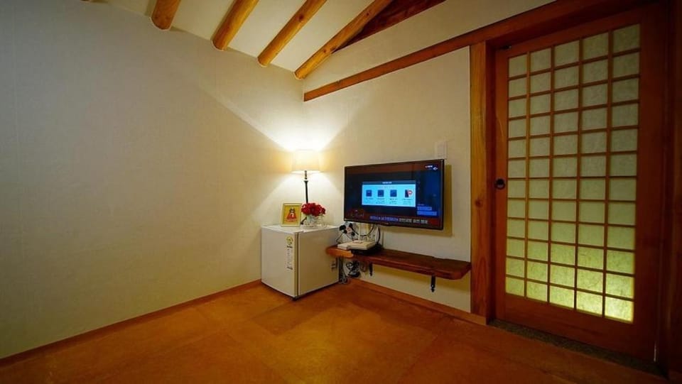 Jeonju hanokmaeulsukbak hanokmidam Bed and Breakfast in South Korea