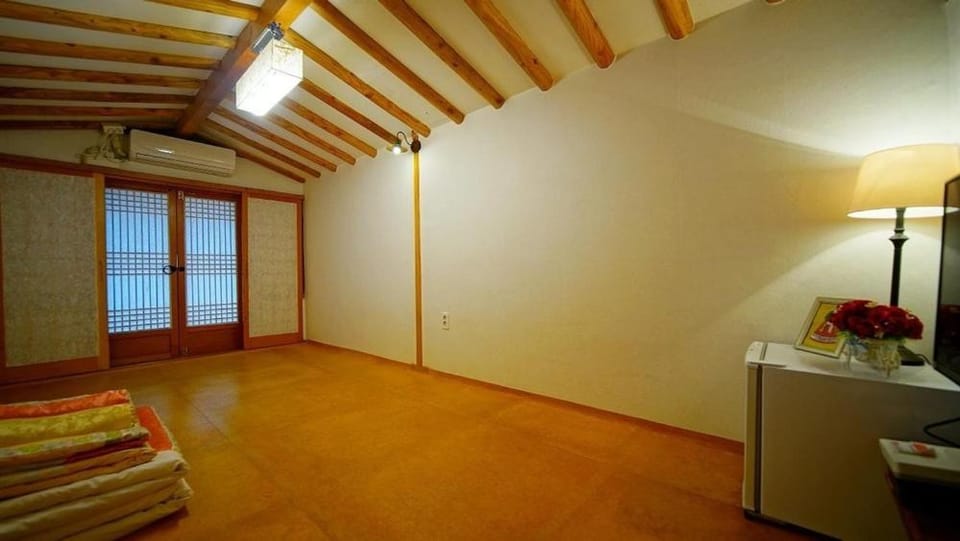 Jeonju hanokmaeulsukbak hanokmidam Bed and Breakfast in South Korea