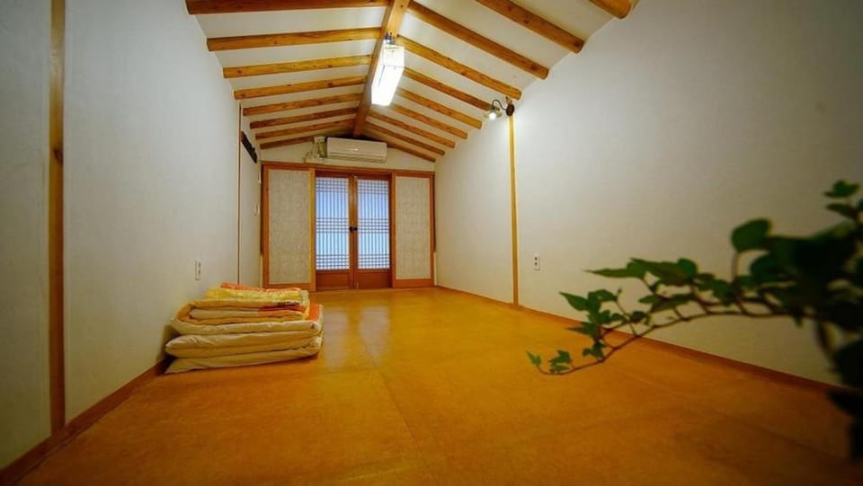 Jeonju hanokmaeulsukbak hanokmidam Bed and Breakfast in South Korea