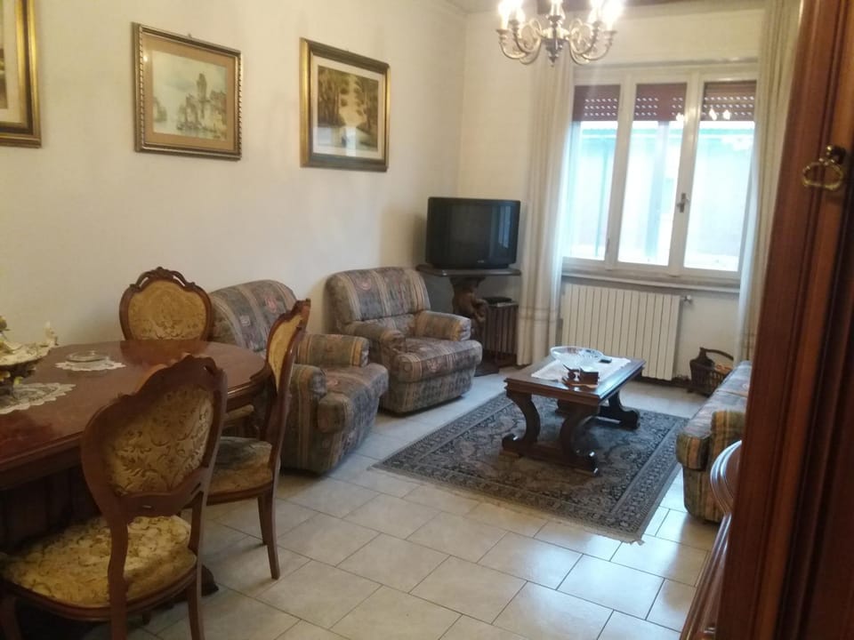 Communal lounge/ TV room, Living room, Seating area, Evening entertainment