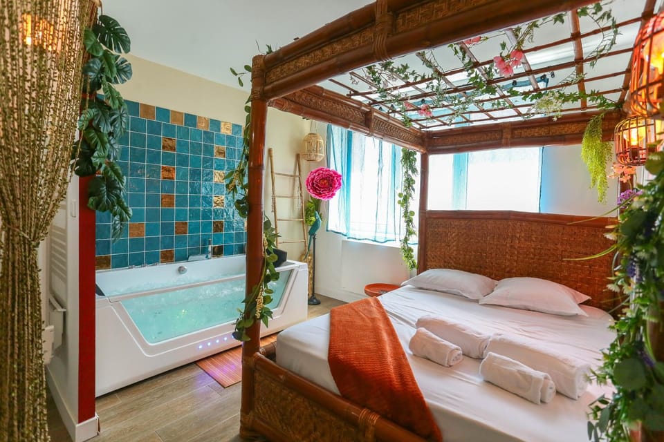Bed, Hot Tub, Photo of the whole room, internet, towels