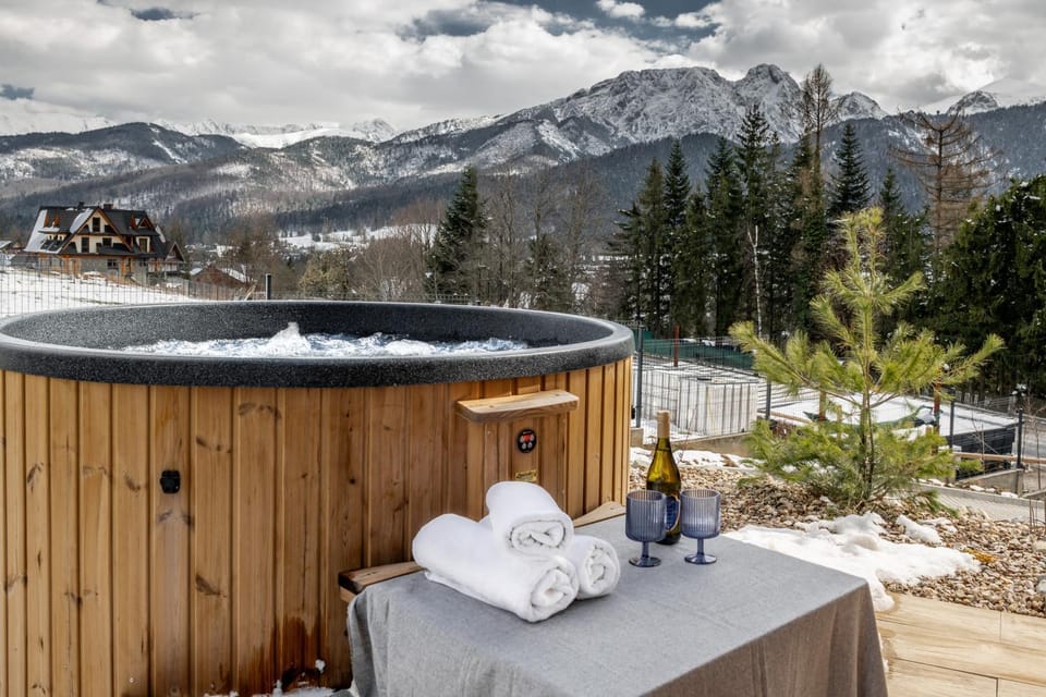 Nearby landmark, Day, Winter, Hot Tub, Mountain view, towels