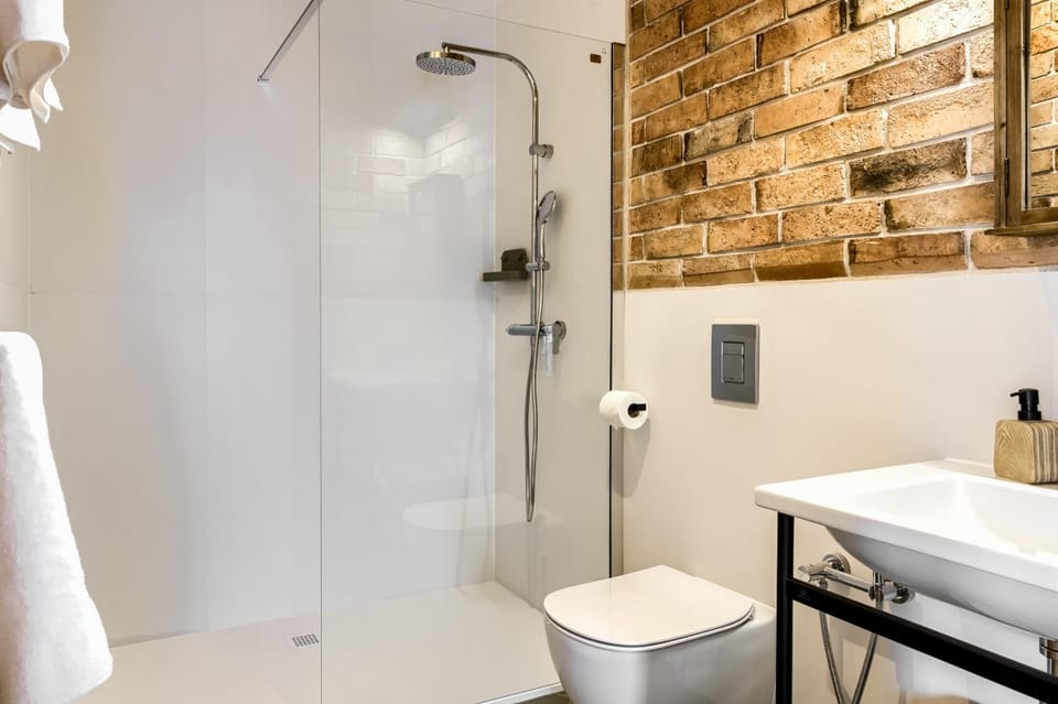 Shower, Toilet, Bathroom, towels