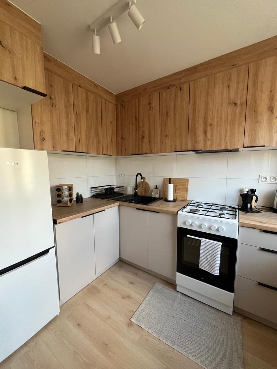 Coffee/tea facilities, Kitchen or kitchenette, oven, stove