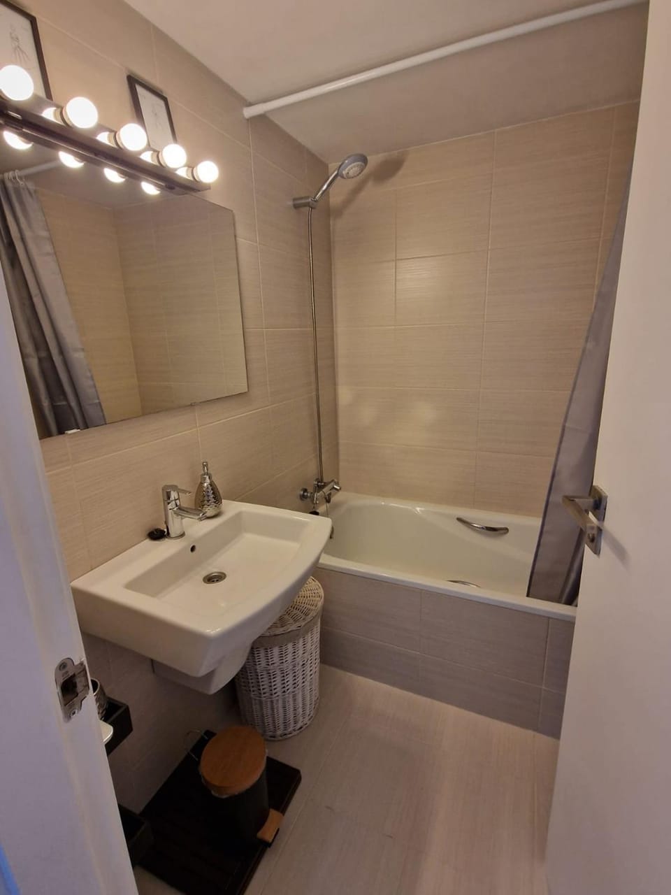 Bathroom, Bath, towels