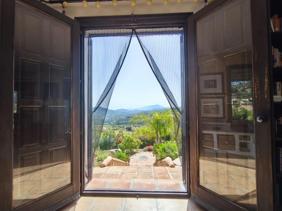 Künstlerhaus Finca Madreselva mit atemberaubenden Weitblick mit Infinitypool, kleinen Teichen und vielen Sitzplätzen in Tolox Malaga im Nationalpark Sierra de las Nieves, ideal für Entspannung, aber auch zum Wandern House in Sierra de las Nieves