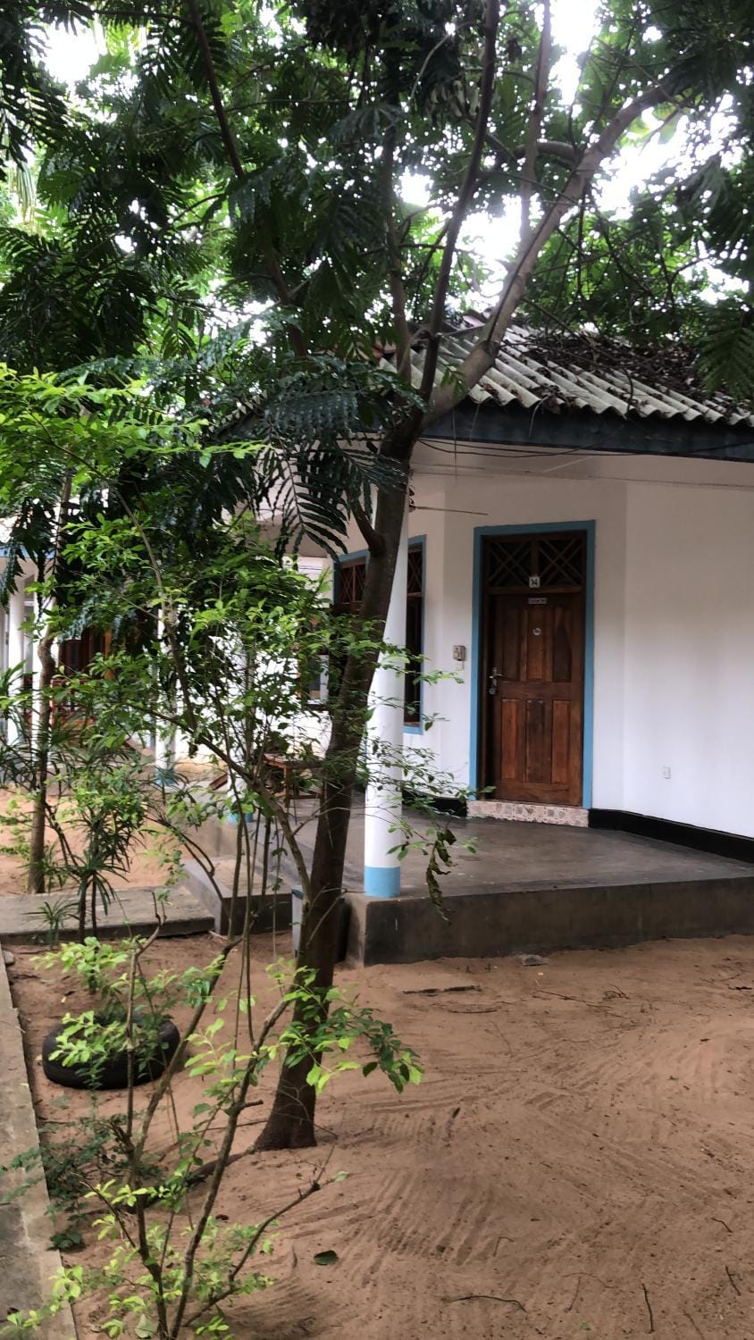 Hangloose - Rooms & Restaurant Hotel in Sri Lanka