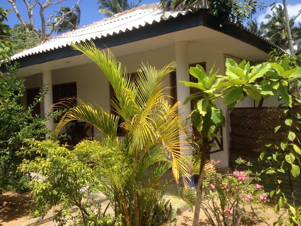 Hangloose - Rooms & Restaurant Hotel in Sri Lanka