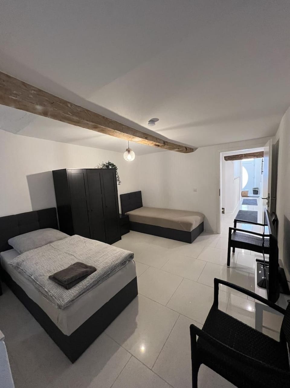 Bed, TV and multimedia, Photo of the whole room, Bedroom