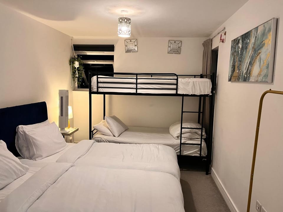 Bright & Stylish en-suite bedroom suitable for singles, couples, and families in a 2bed apartment Vacation rental in Rochester