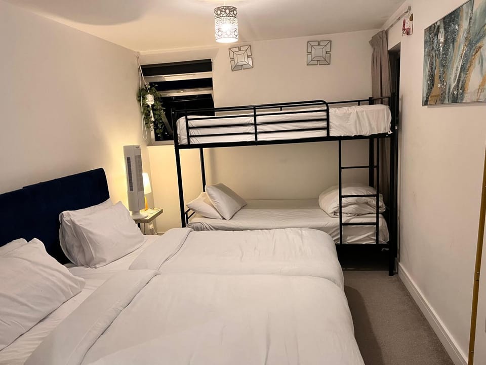 Bright & Stylish en-suite bedroom suitable for singles, couples, and families in a 2bed apartment Vacation rental in Rochester