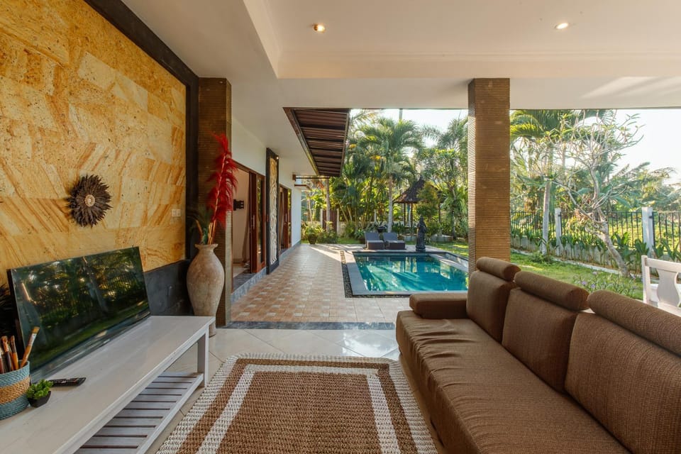 Patio, Natural landscape, Garden, Living room, Seating area, Garden view, Pool view, sunbed