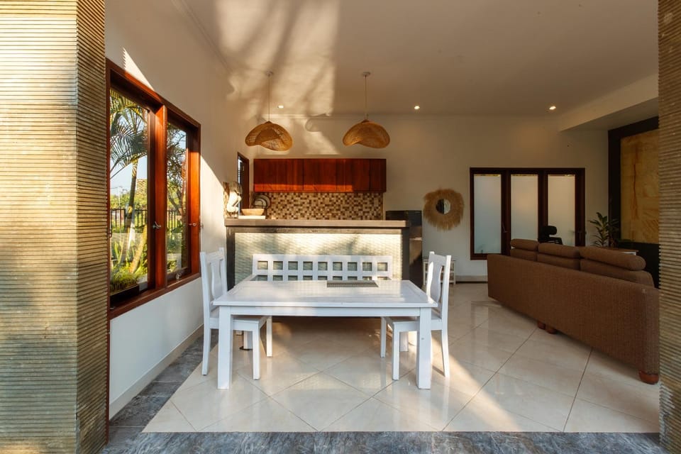 Kitchen or kitchenette, Living room, Seating area, Dining area