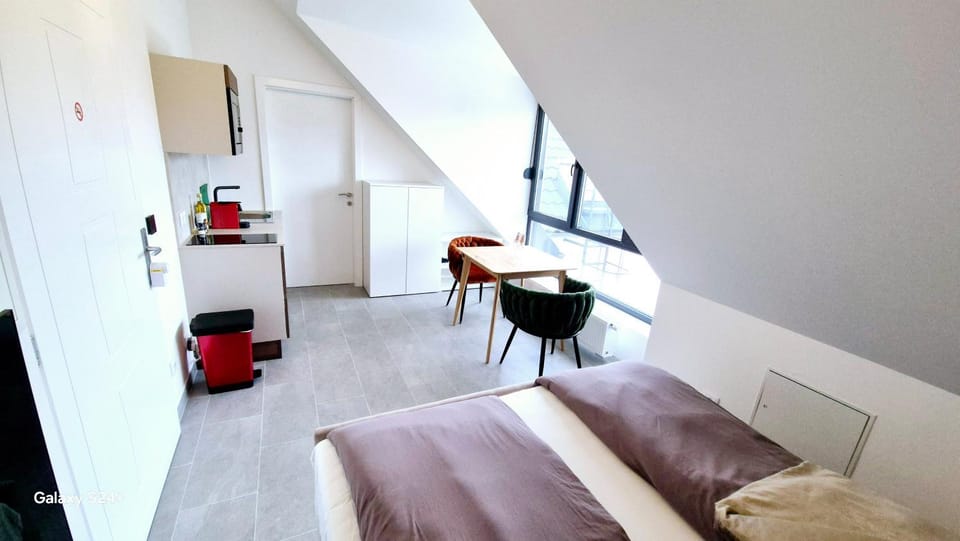 Bed, Living room, Photo of the whole room, Seating area, wardrobe