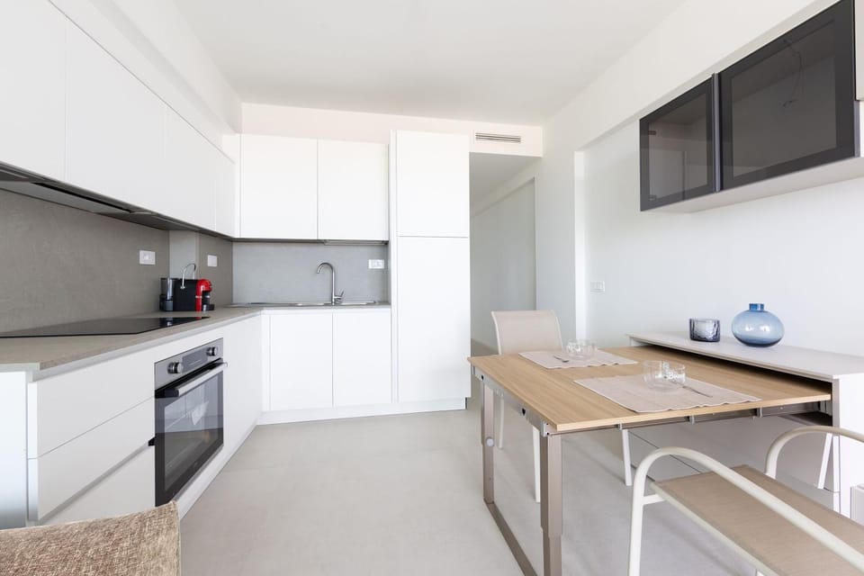 Kitchen or kitchenette, Dining area, oven