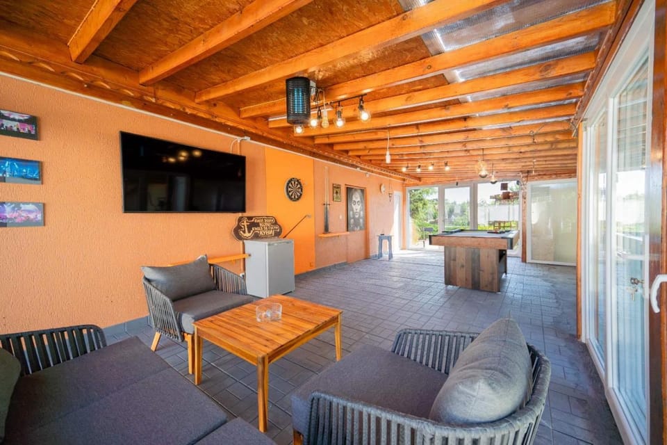Billiard, TV and multimedia, Seating area, Evening entertainment