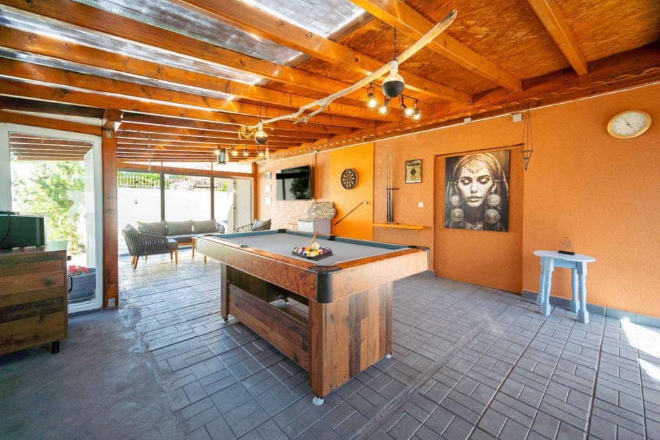 Billiard, TV and multimedia, Seating area, Evening entertainment