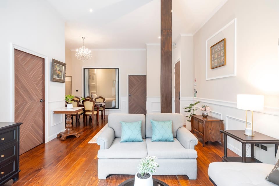 TV and multimedia, Kitchen or kitchenette, Living room, Seating area, Dining area