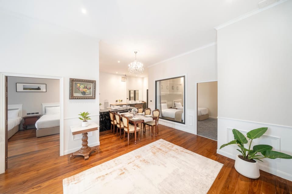 Kitchen or kitchenette, Living room, Seating area, Dining area