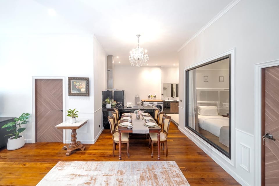 Kitchen or kitchenette, Living room, Seating area, Dining area